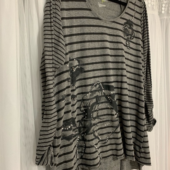 Style&Co. Woman Pus size 2X high low jeweled top - Picture 3 of 8